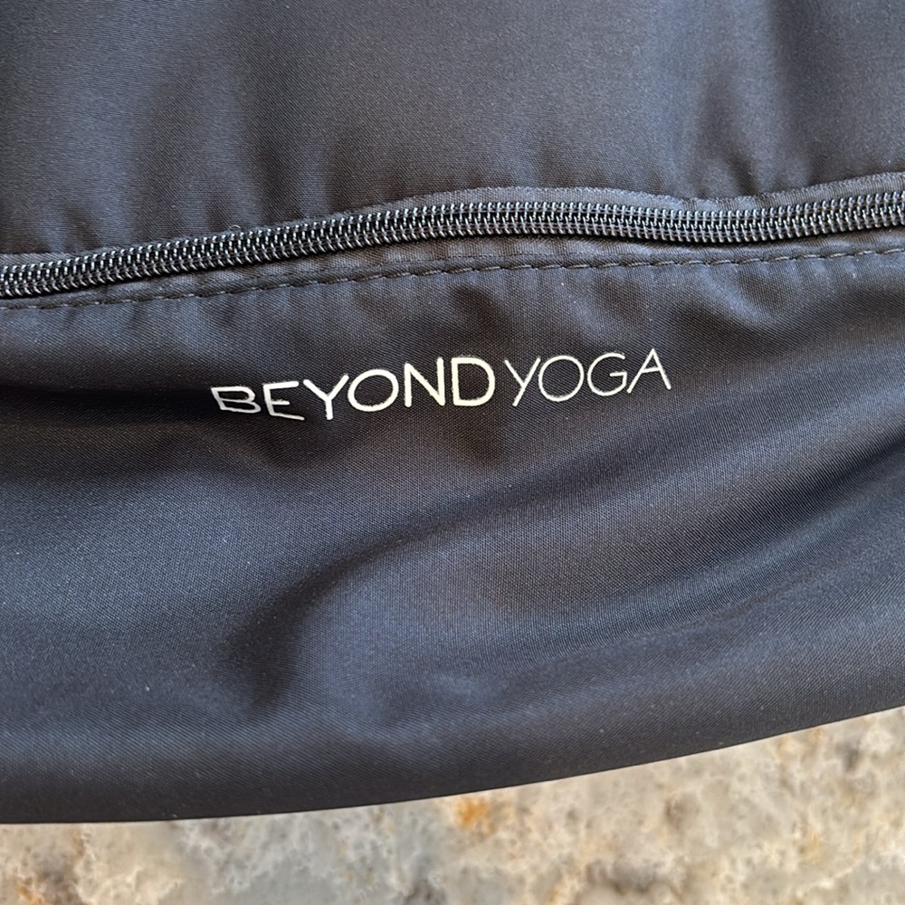 Beyond Yoga Convertible Bag, adjustable backpack straps. - Picture 3 of 6
